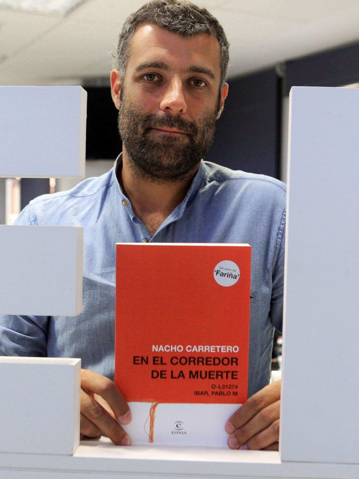 El periodista Nacho Carretero con su libro.  (EFE-Tamara Rozas)