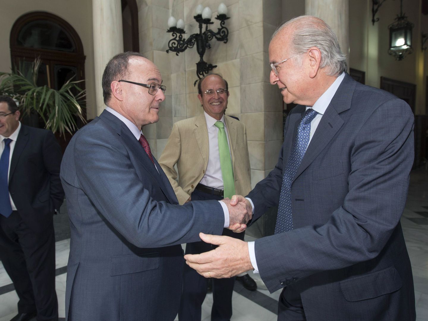 Carlos Egea, presidente de BMN (d), saluda al gobernador del Banco de España, Luis María Linde. (EFE)
