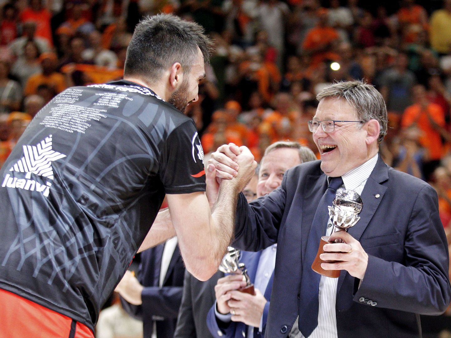 Ximo Puig felicita al pivot del Valencia Basket tras ganar la Liga ACB, este 16 de junio en Valencia. (EFE)