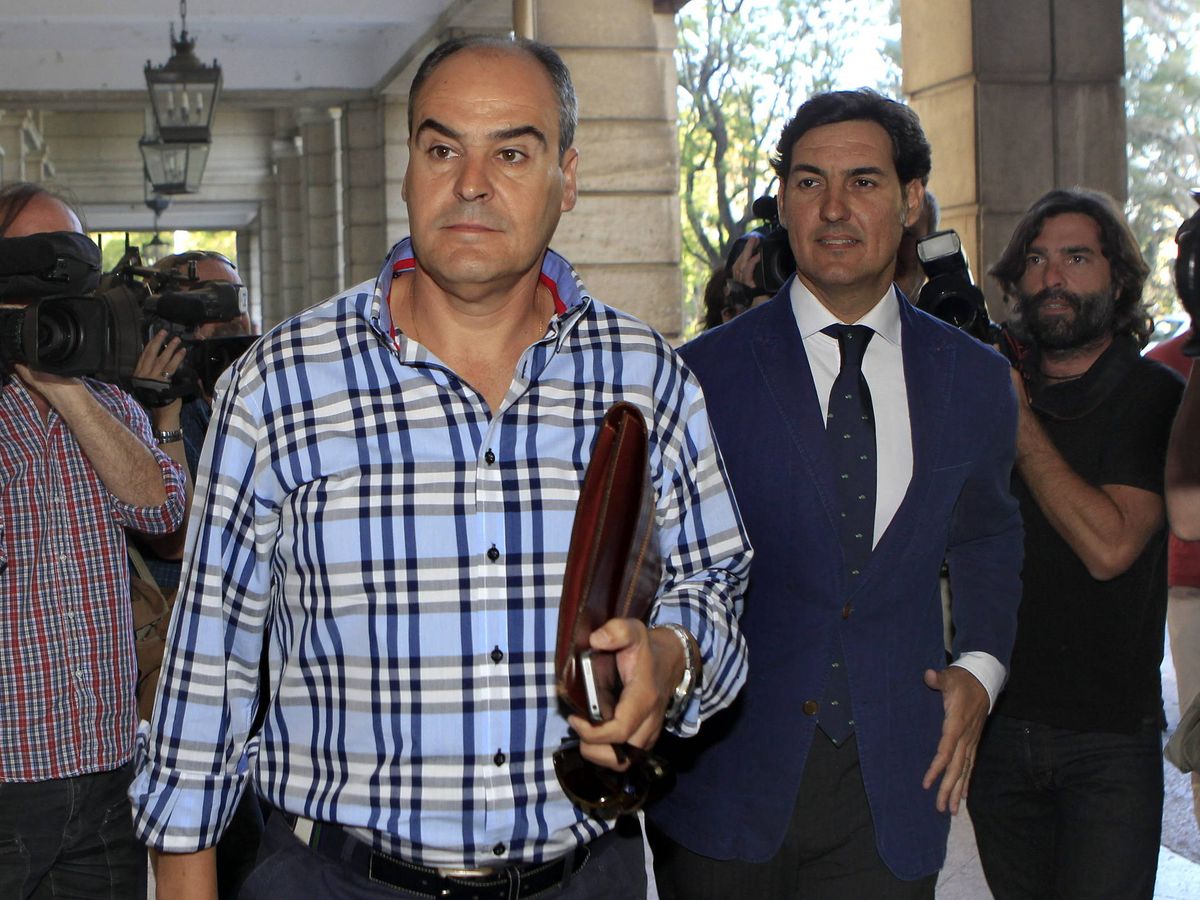 Foto: El ex director general de Trabajo de la Junta de Andalucía Juan Márquez (i), en una imagen de archivo de 2012. (EFE/Juan Ferreras)