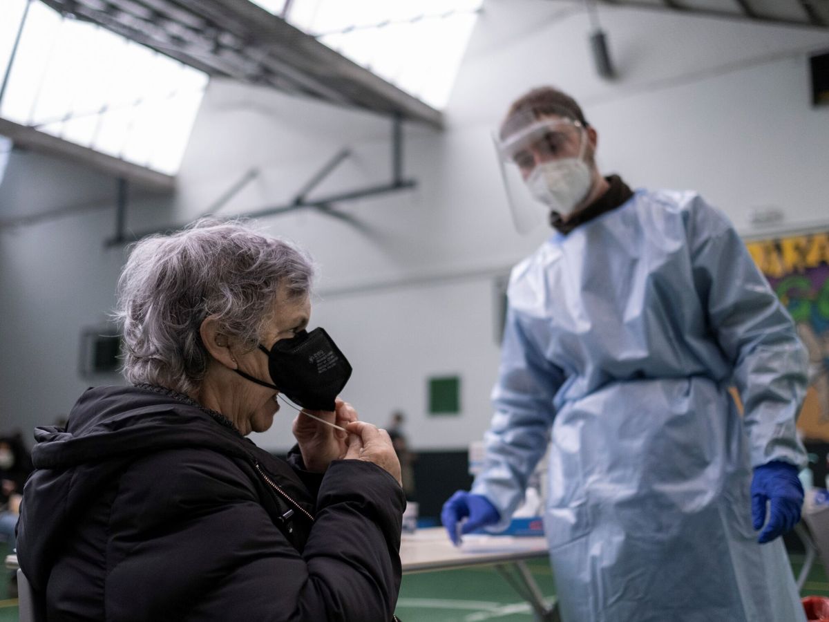 Foto:  Personal sanitario realiza test de antígenos en Galicia. (EFE/Brais Lorenzo)