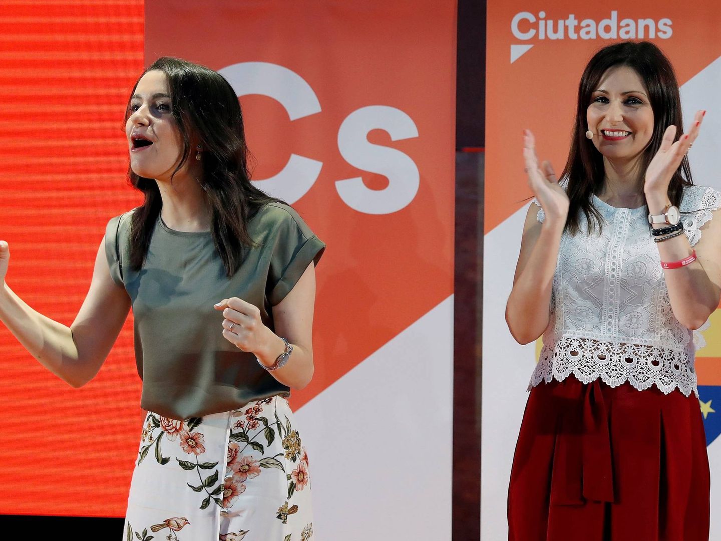 Lorena Roldán aplaude a Inés Arrimadas en un acto de Ciudadanos. (EFE)