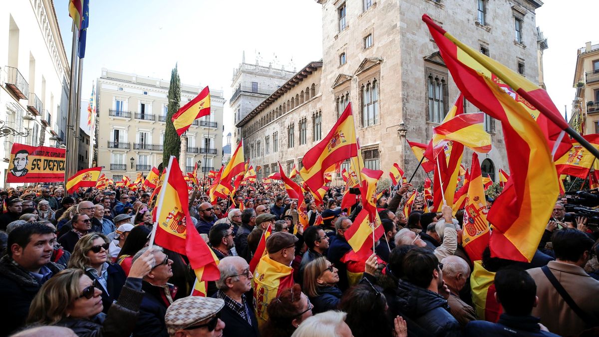 Vox escenifica frente a los ayuntamientos su rechazo al Gobierno de Sánchez