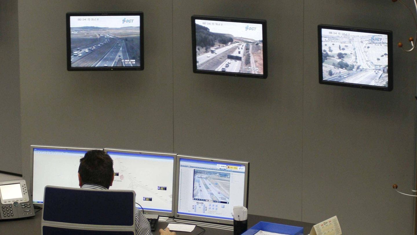 Imagen del centro de pantallas de la sede de la Dirección General de Tráfico (DGT) en Madrid. (EFE)