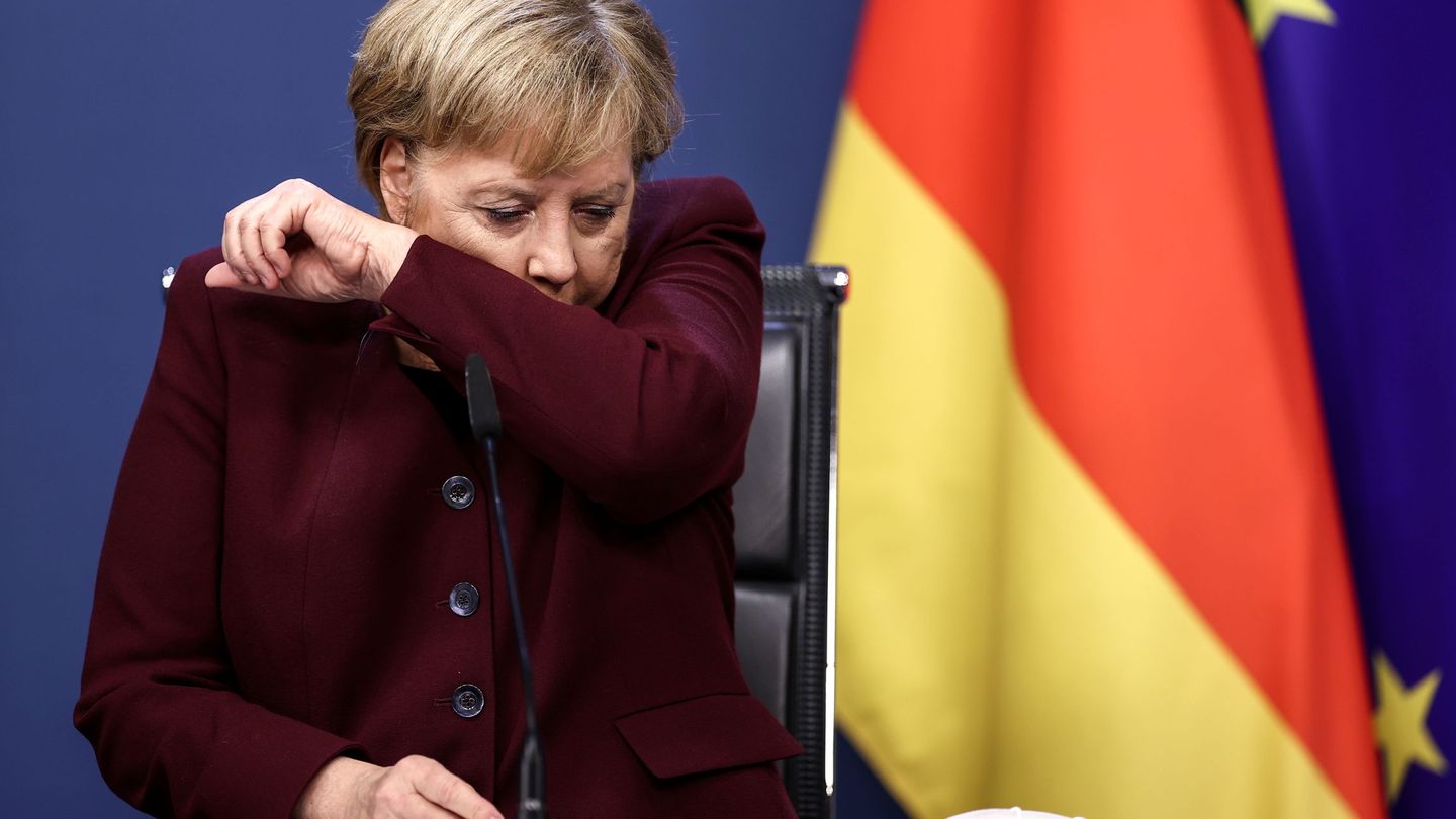 Merkel tose durante la rueda de prensa posterior al último Consejo Europeo. (Reuters)