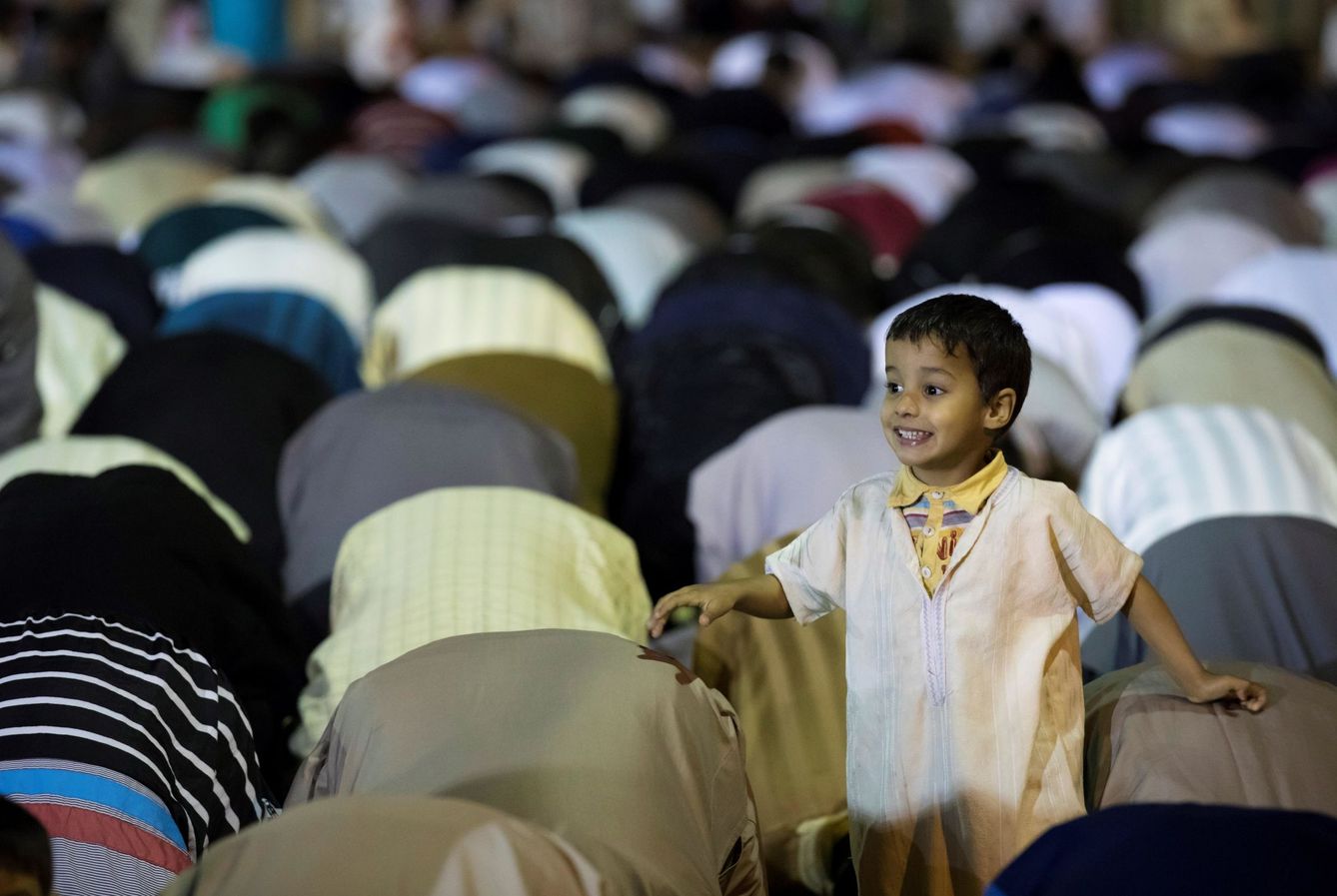 Un niño durante unas oraciones nocturnas llamadas Traweeh en la 27ª noche del mes sagrado del ramadán en una mezquita a las afueras de Rabat (EFE)