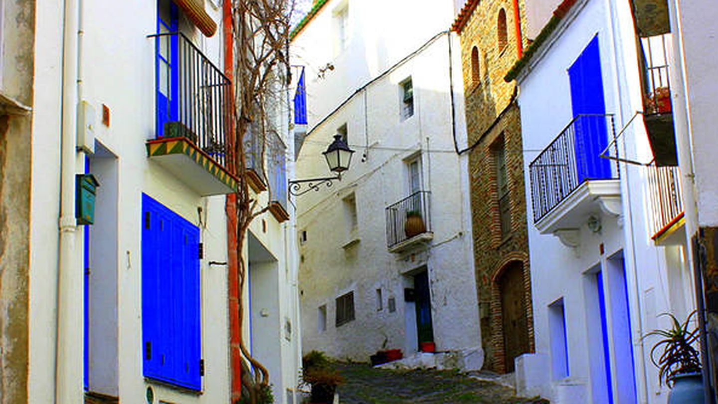Una calle en blanco y azul de este pueblo de pescadores. (Visit Cadaqués)