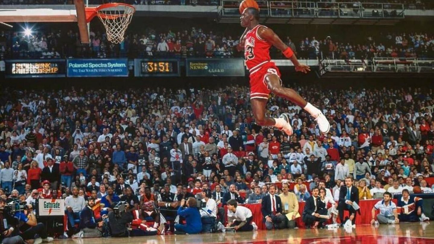 Jordan, en su famoso mate desde la línea de tiros libres de 1988. (NBA)