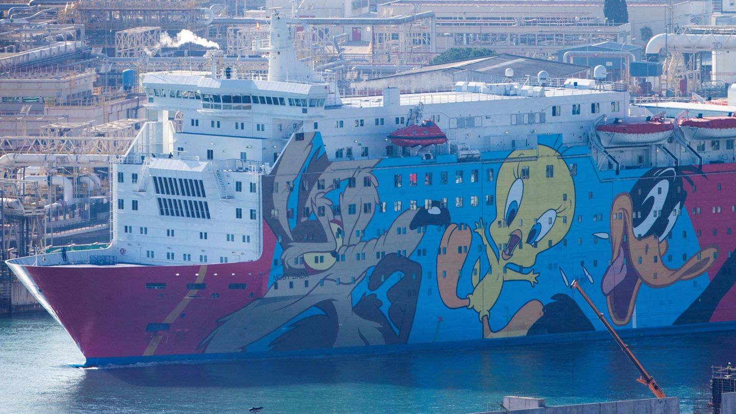 El crucero 'Moby Dada' se convirtió en un hotel flotante para los miembros de la PN desplazados a Barcelona para intentar frenar el referéndum. (EFE)