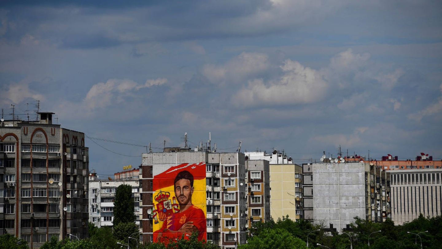 Perfil de la ciudad con la pintada de Sergio Ramos al fondo. (FIFA)