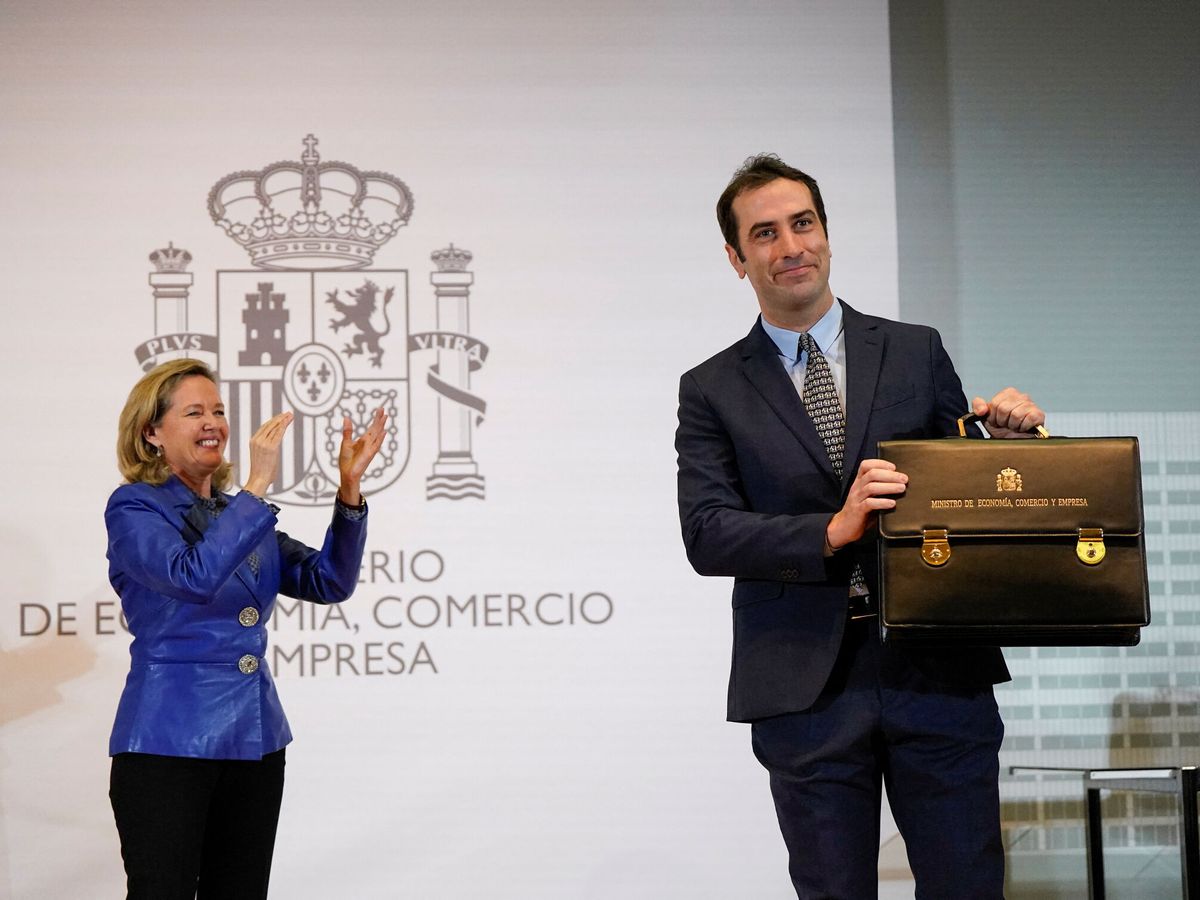 Foto: El nuevo ministro de Economía, Carlos Cuerpo, junto a Calviño. (Reuters/A. Beltrán)