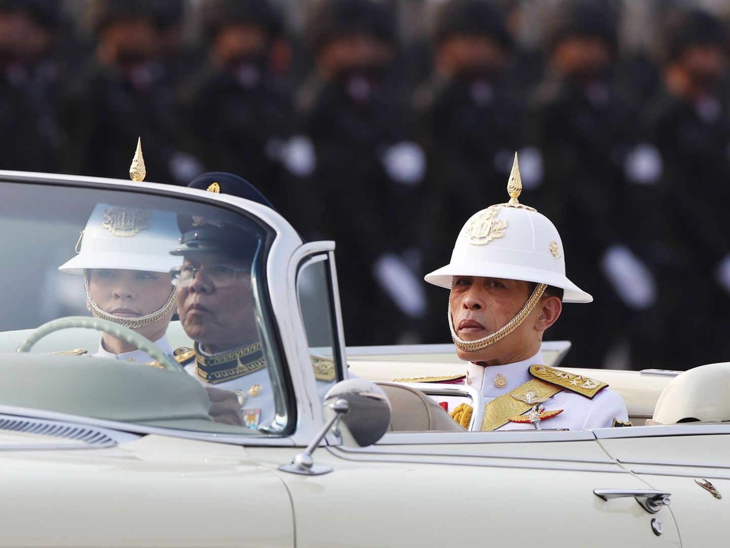 Los reyes de Tailandia, en un desfile militar. (EFE)