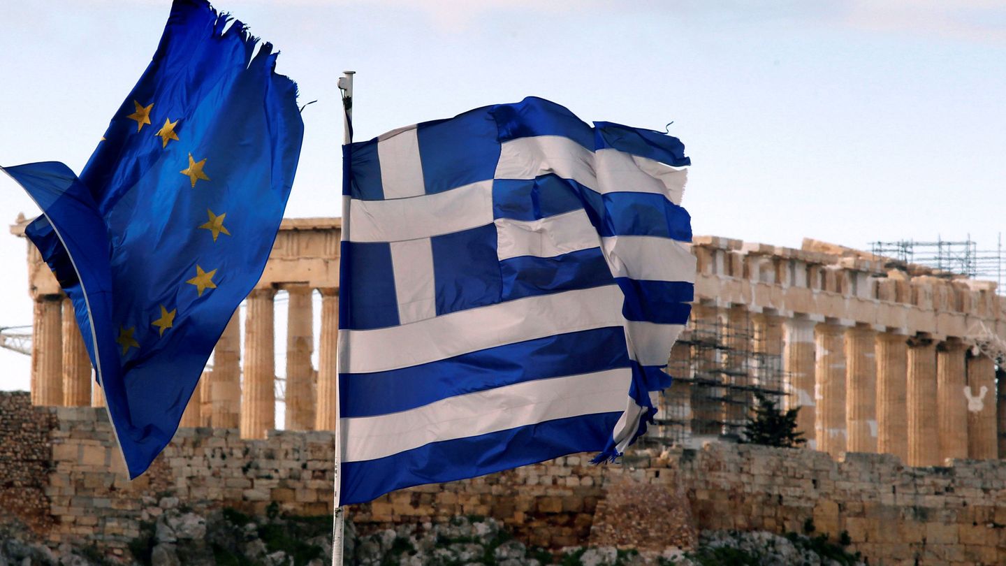 Bandera europea y griega frente a la acrópolis de Atenas. (Reuters)