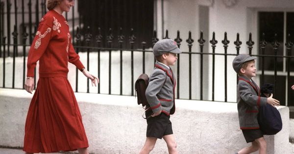 Foto: Diana, junto a Harry y Guillermo durante el primer día de colegio de su hijo mayor. (Cordon Press)