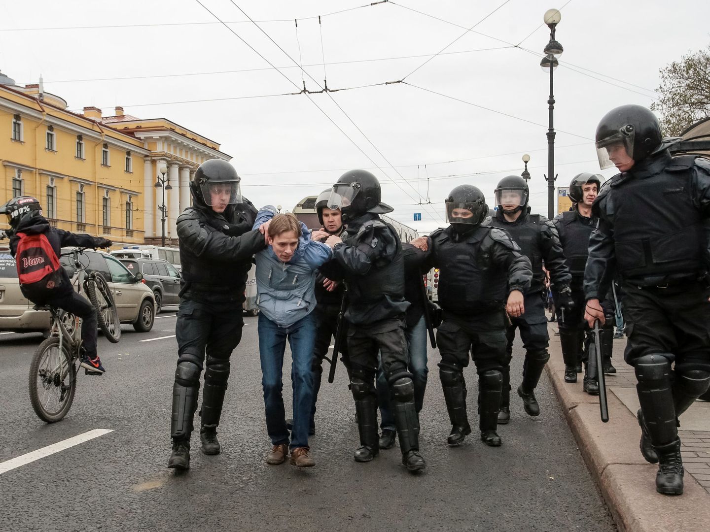 Policías rusos detienen a un manifestante durante las protestas contra la investidura de Putin, en San Petersburgo, el 5 de mayo de 2018. (Reuters)