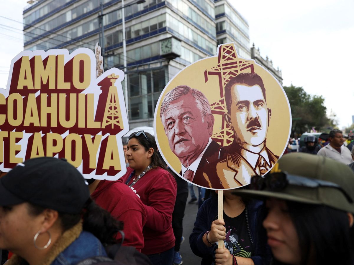 Foto: Un grupo de personas sostiene pancartas con la imagen del presidente de México, Andrés Manuel López Obrador. (Reuters/Luis Cortés)