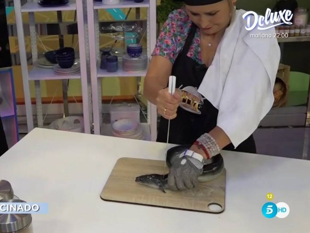 Foto: Lucía Pariente cortando una anguila. (Telecinco).