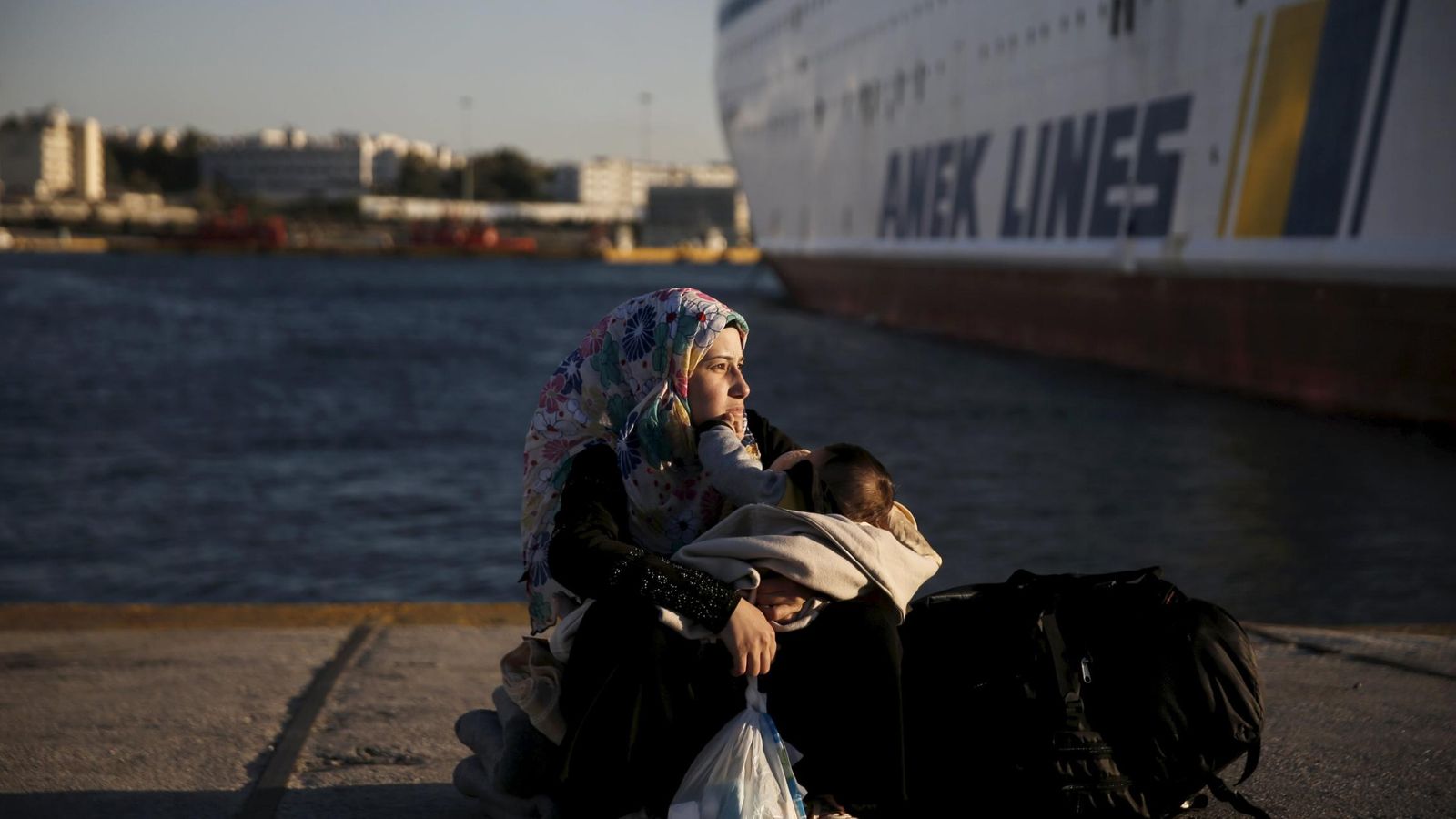 Foto: Una refugiada siria, con su bebé tras arribar a la isla griega de Lesbos (Reuters)