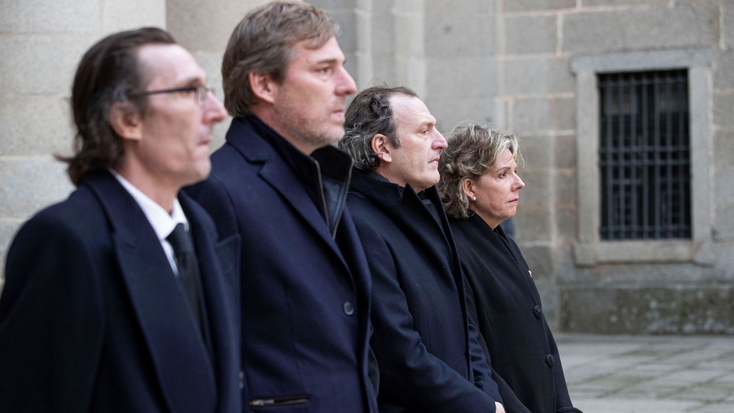 Fernando, Luis, Bruno, Juan y Simoneta Gómez-Acebo, durante el funeral de su madre. (EFE)