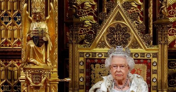 Foto: La reina Isabel, en la apertura del Parlamento. (Reuters)