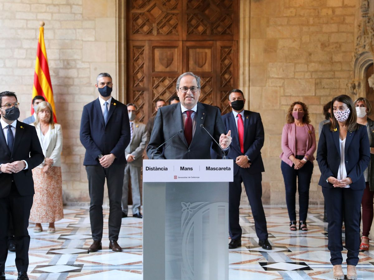 Foto:  El presidente de la Generalitat, Quim Torra (d), su vicepresidente, Pere Aragonés (i), y el resto de los miembros del Govern, durante la declaración institucional. (Reuters)