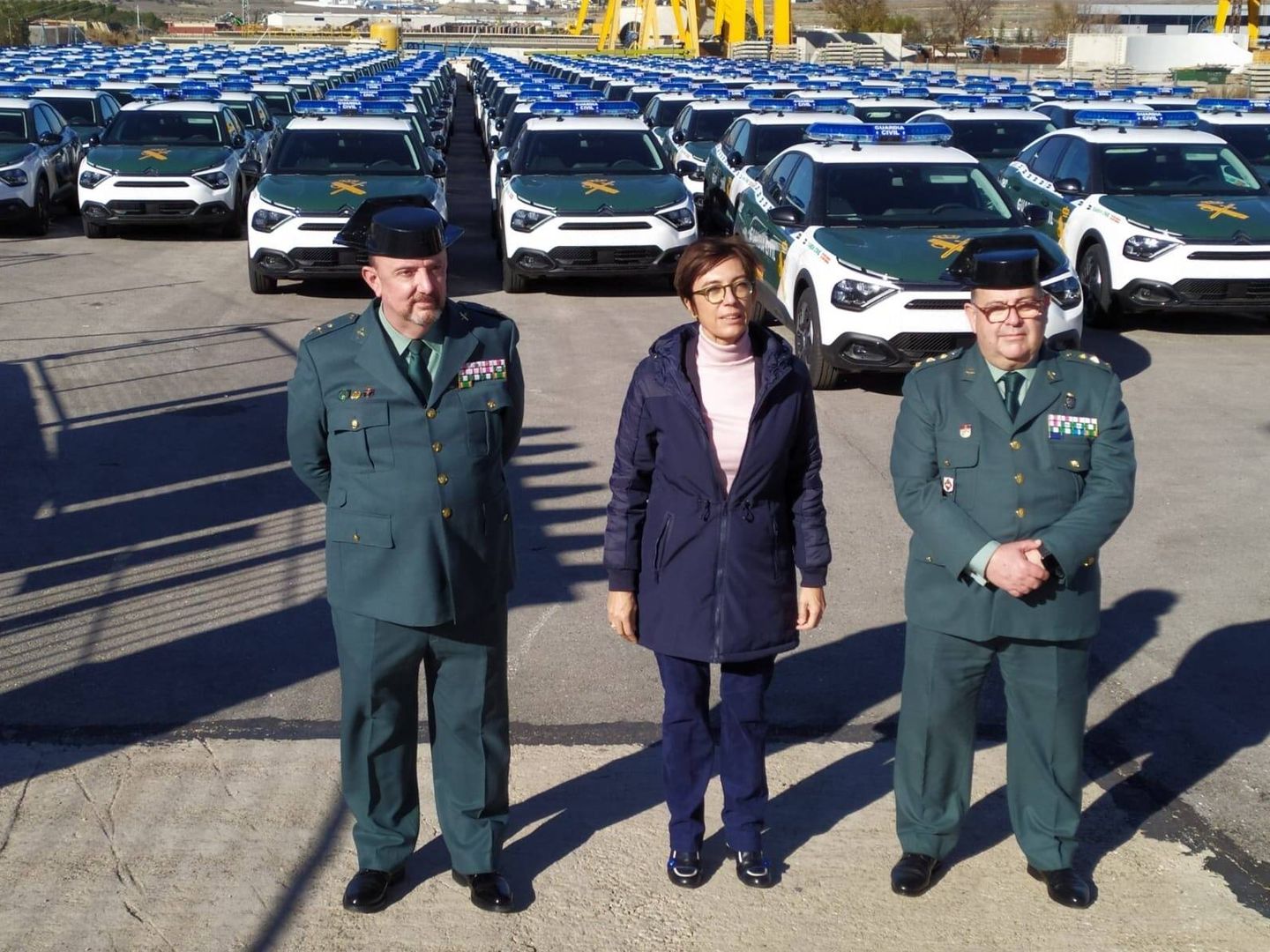 La entrega de los nuevos vehículos estuvo presidida por la directora general de la Guardia Civil, María Gámez.
