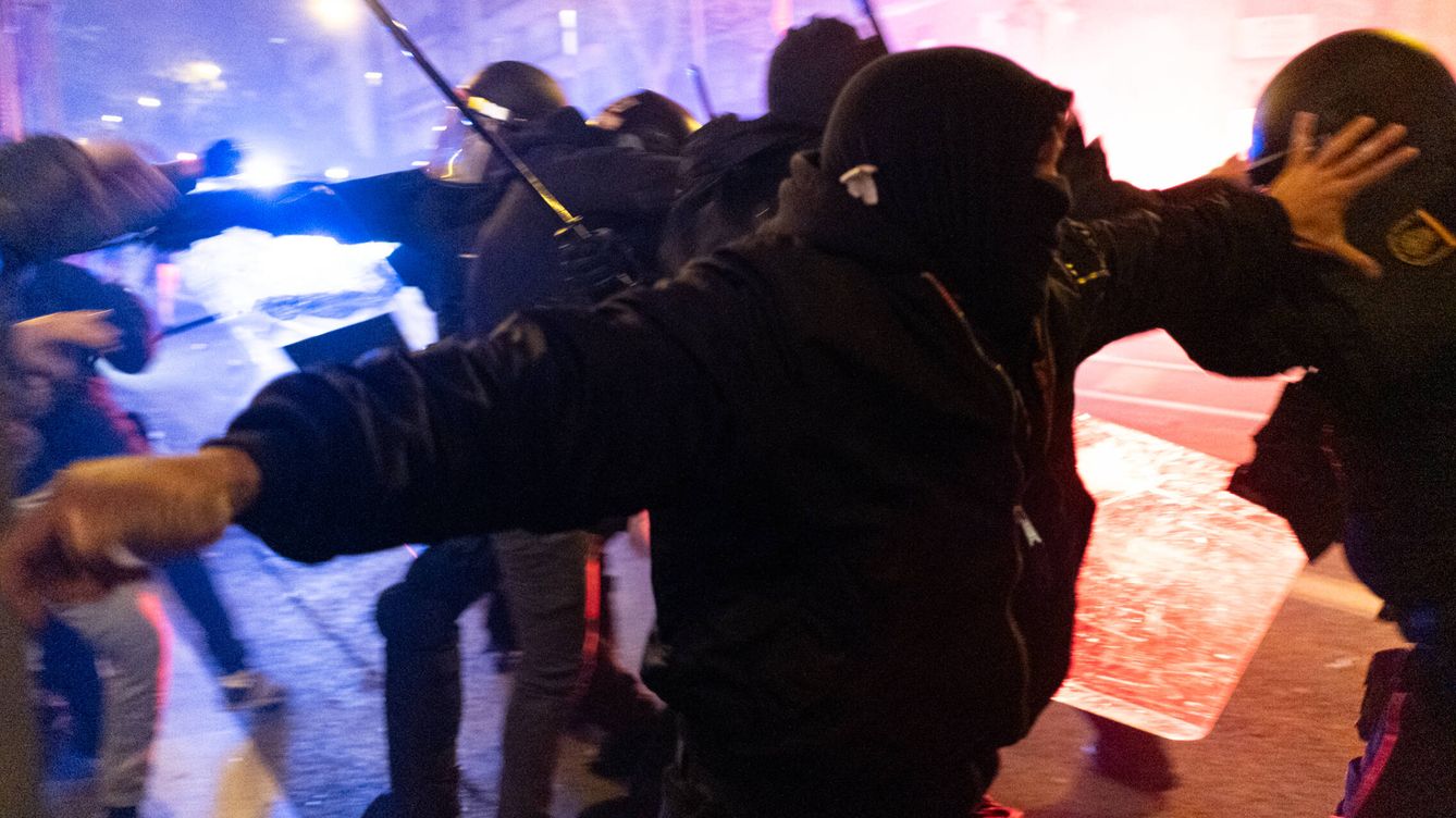 La violencia en Ferraz marca la protesta más multitudinaria tras el pacto con Junts