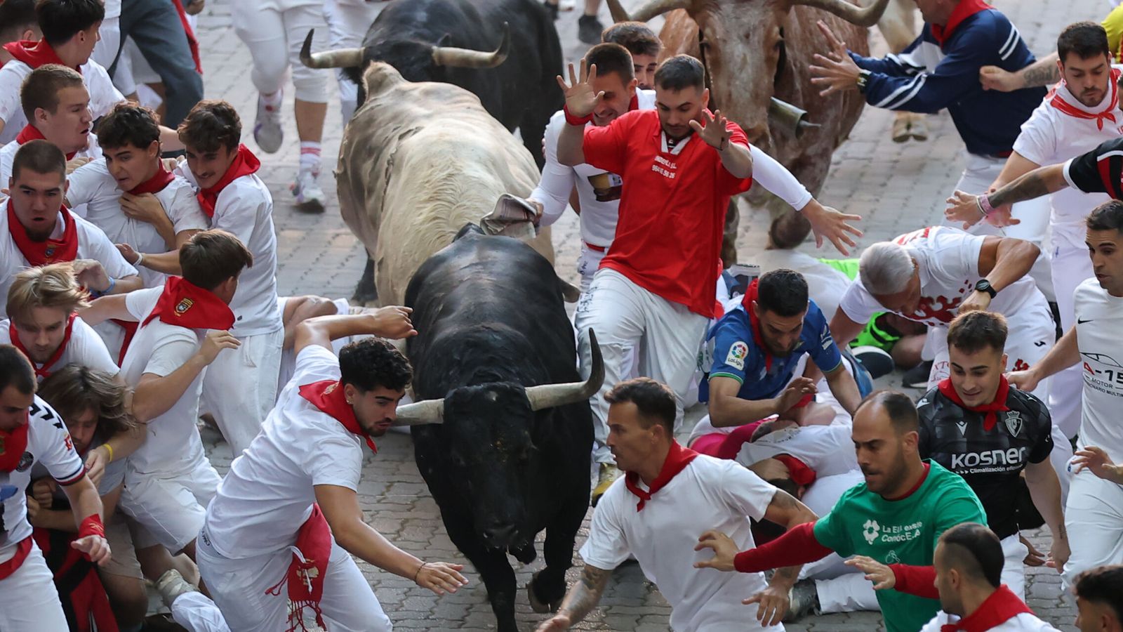 Los toros Fuente Ymbro protagonizan un primer encierro de San Fermín rápido y limpio