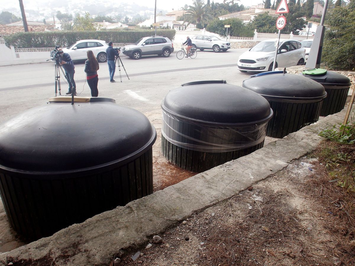 Foto: Zona de contenedores soterrados de la calle Móstoles de Moraira. (EFE)
