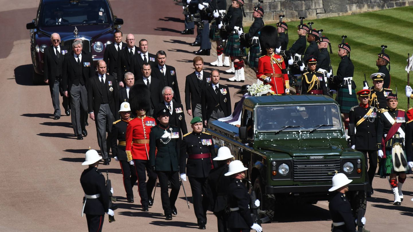 El cortejo fúnebre tras el ataúd del duque de Edimburgo, durante su funeral. (Getty)
