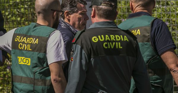 Foto: El expresidente de la Comunidad de Madrid Ignacio González es trasladado desde la Comandancia General de la Guardia Civil en Tres Cantos. (EFE)