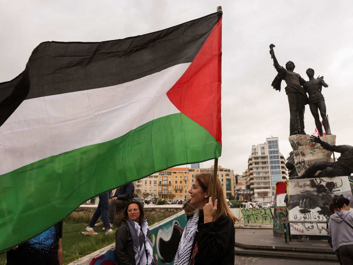 Foto: Un manifestante sostiene una bandera palestina durante una sentada, en respuesta al llamamiento mundial a la huelga en solidaridad con Gaza y el pueblo palestino. (Reuters/Mohamed Azakir)