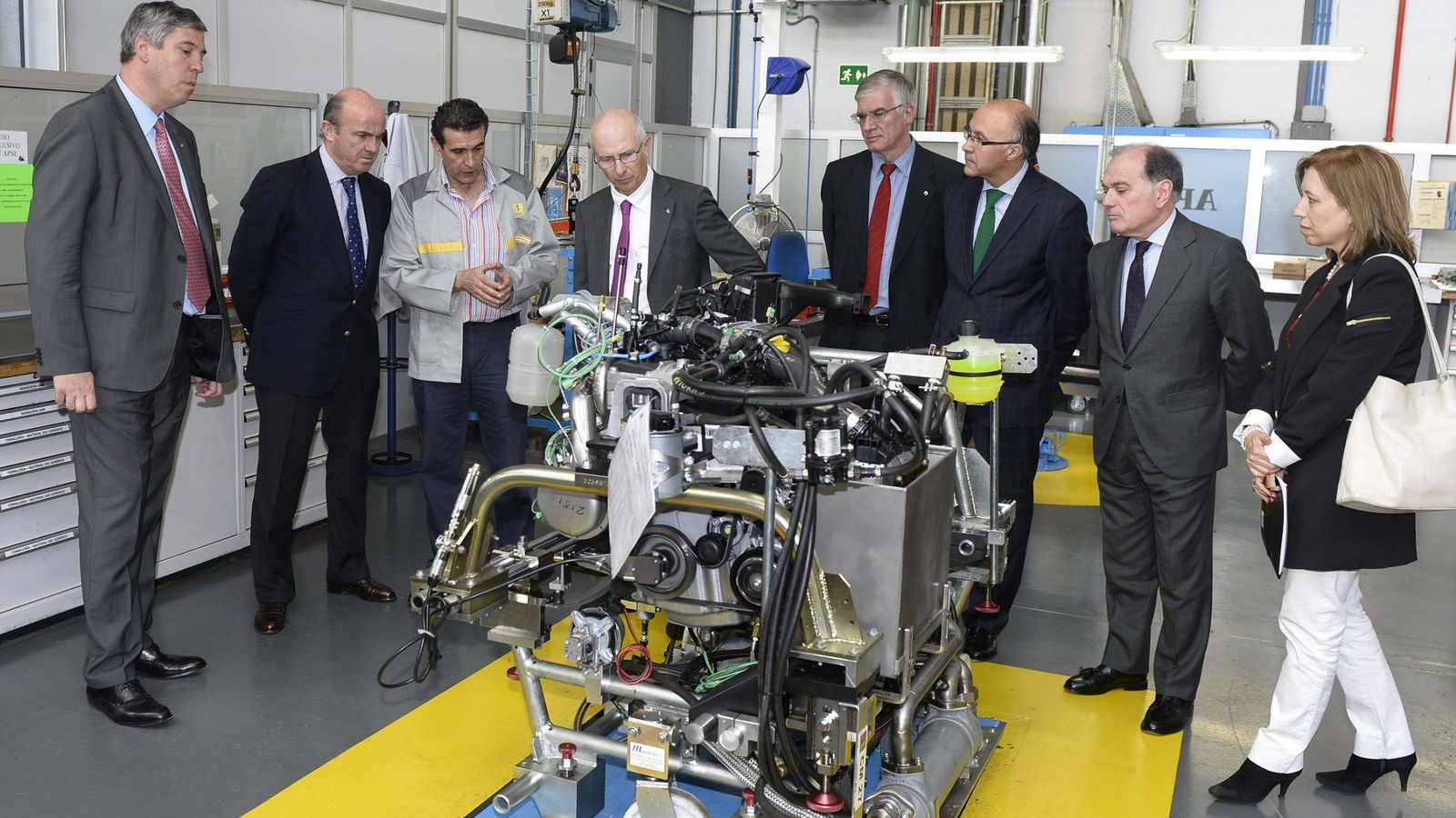 Foto: El ministro de Economía y Competitividad, Luis de Guindos (2i), durante su visita a las instalaciones del Centro I de Renault en Valladolid.