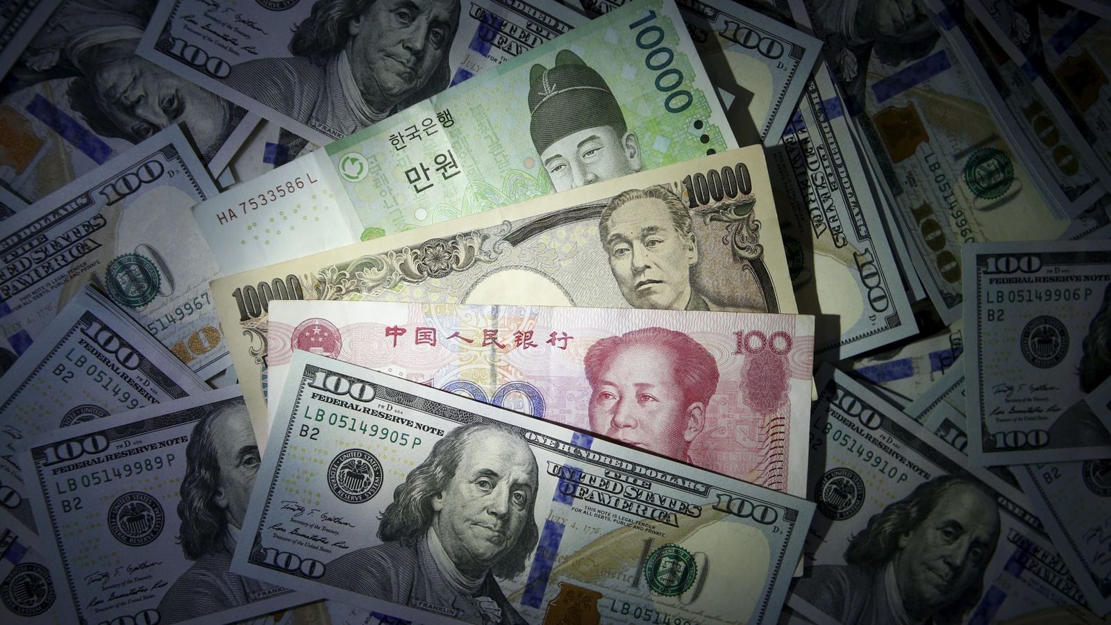 Foto: Imagen de billetes de dólar, yuan, won surcoreano y yen japónes. (Reuters)