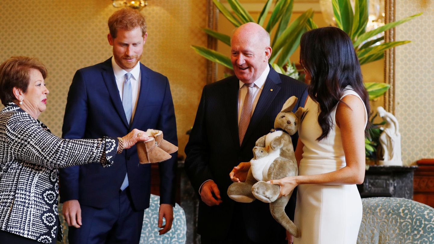 Los duques recibiendo los regalos. (Reuters)