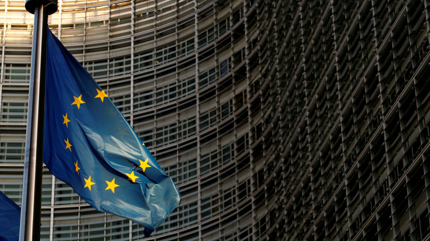 Bandera europea frente a la sede de la Comisión en Bruselas. (Reuters)