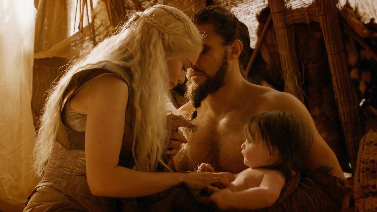 Daenerys, con Khal Drogo y su hijo nonato. (HBO)