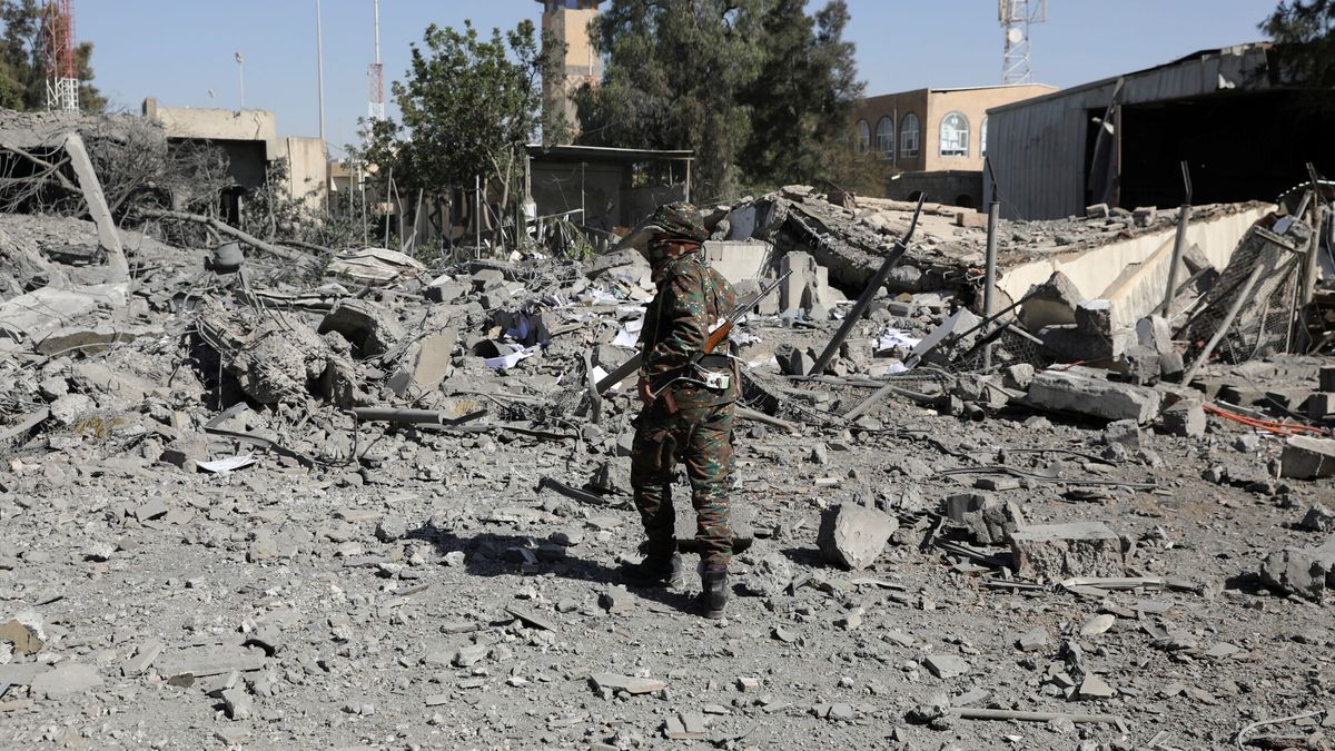Escalada del conflicto en Yemen: la coalición árabe bombardea el aeropuerto de Saná