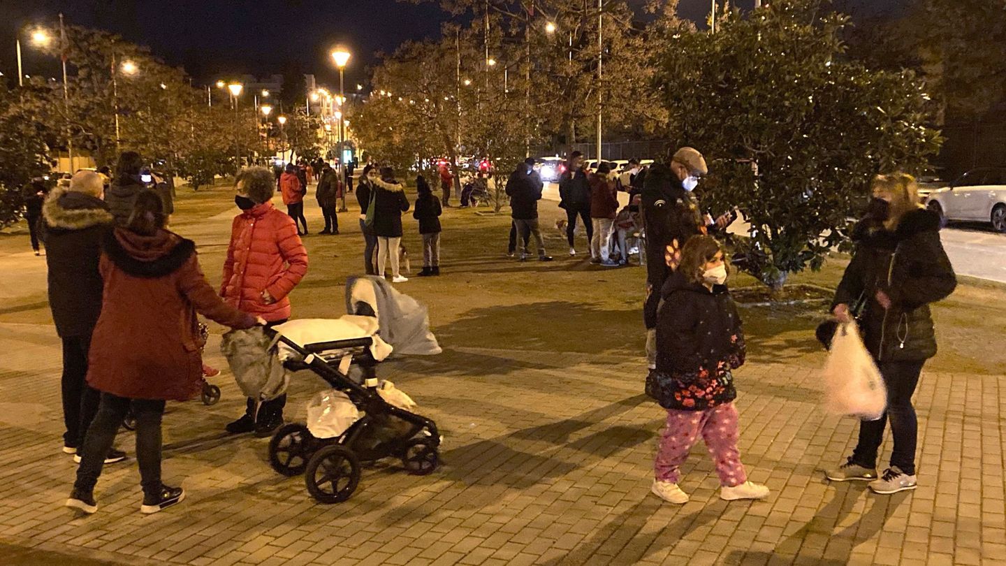 Vecinos del área metropolitana de Granada se echan a la calle después de varios terremotos en enero. (EFE)