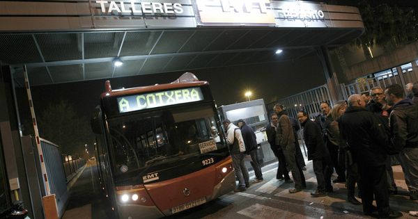 Foto: Un autobús de la EMT, en el momento de salir de las cocheras (EFE/Manu Bruque)