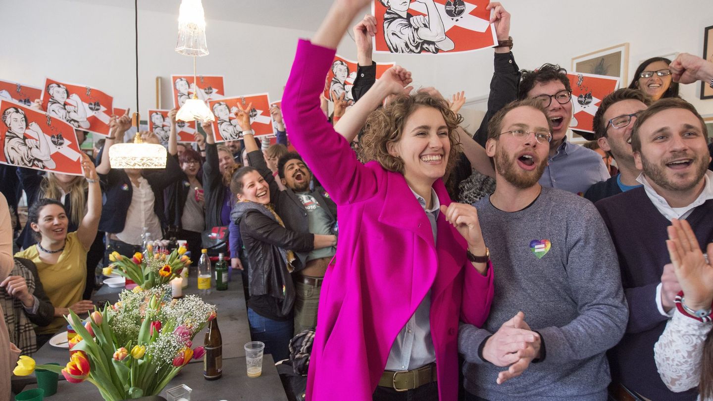 Flavia Kleiner y el equipo de Operación Líbero, celebrando la victoria de un referéndum. (EFE)
