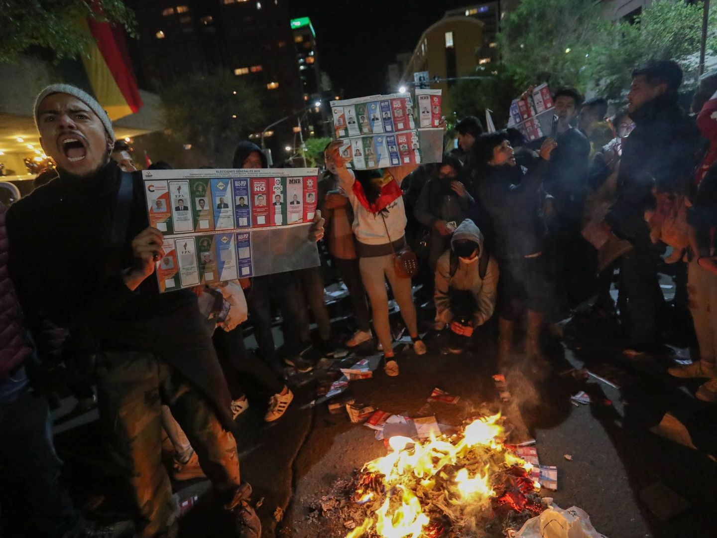 Simpatizantes de Carlos Mesa queman papeletas electorales en una protesta (EFE)