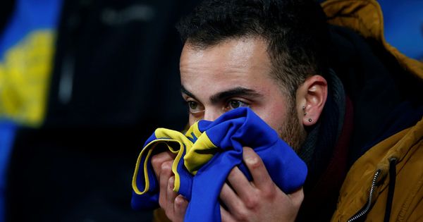 Foto: Un aficionado de Boca Juniors sigue el partido con preocupación. (Reuters)