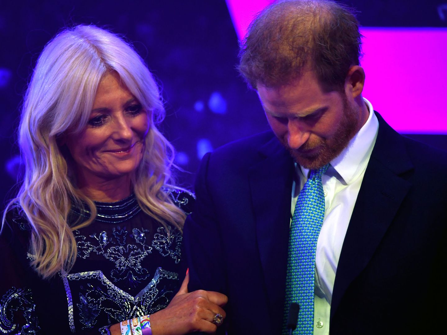 El príncipe Harry emocionado al hablar de su familia durante la ceremonia de los premios WellChild en Londres. (Reuters)