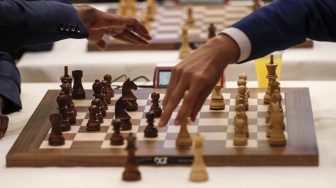 La desviación o el engaño de trilero sobre un tablero de ajedrez para sorprender a tu rival