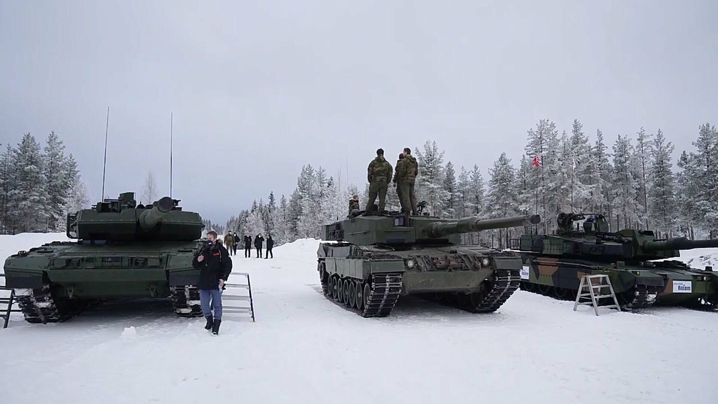 Carros Leopard (izquierda) junto al K2 (derecha) en las pruebas realizadas en Noruega. (Norwegian Army)