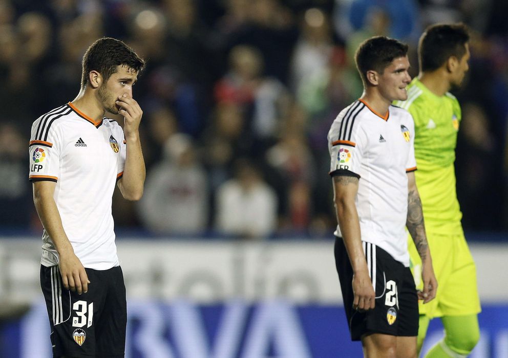 Foto: Los jugadores del Valencia, cariacontecidos tras la derrota en el Ciutat de Valencia. 