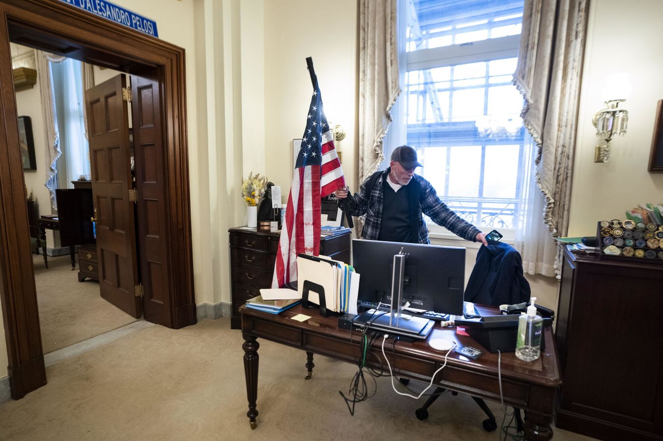 Un trumpista en el despacho de Pelosi durante el asalto al Capitolio. (EFE)