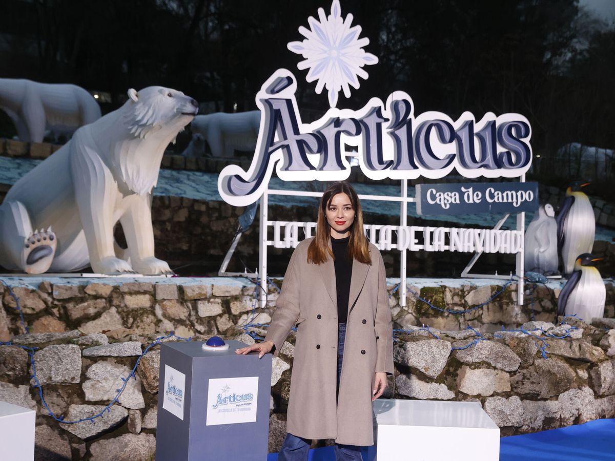 Foto: La actriz Dafne Fernández, durante la inauguración y encendido de 'Árticus: la estrella de la Navidad'. (EFE/Juan Carlos Hidalgo)