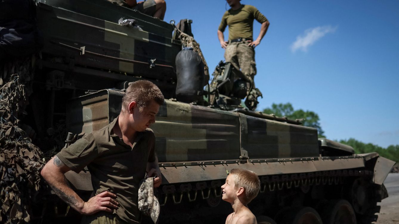 Foto: Un soldado habla con un niño en la región del Donbás. (Reuters/Gleb Garanich)